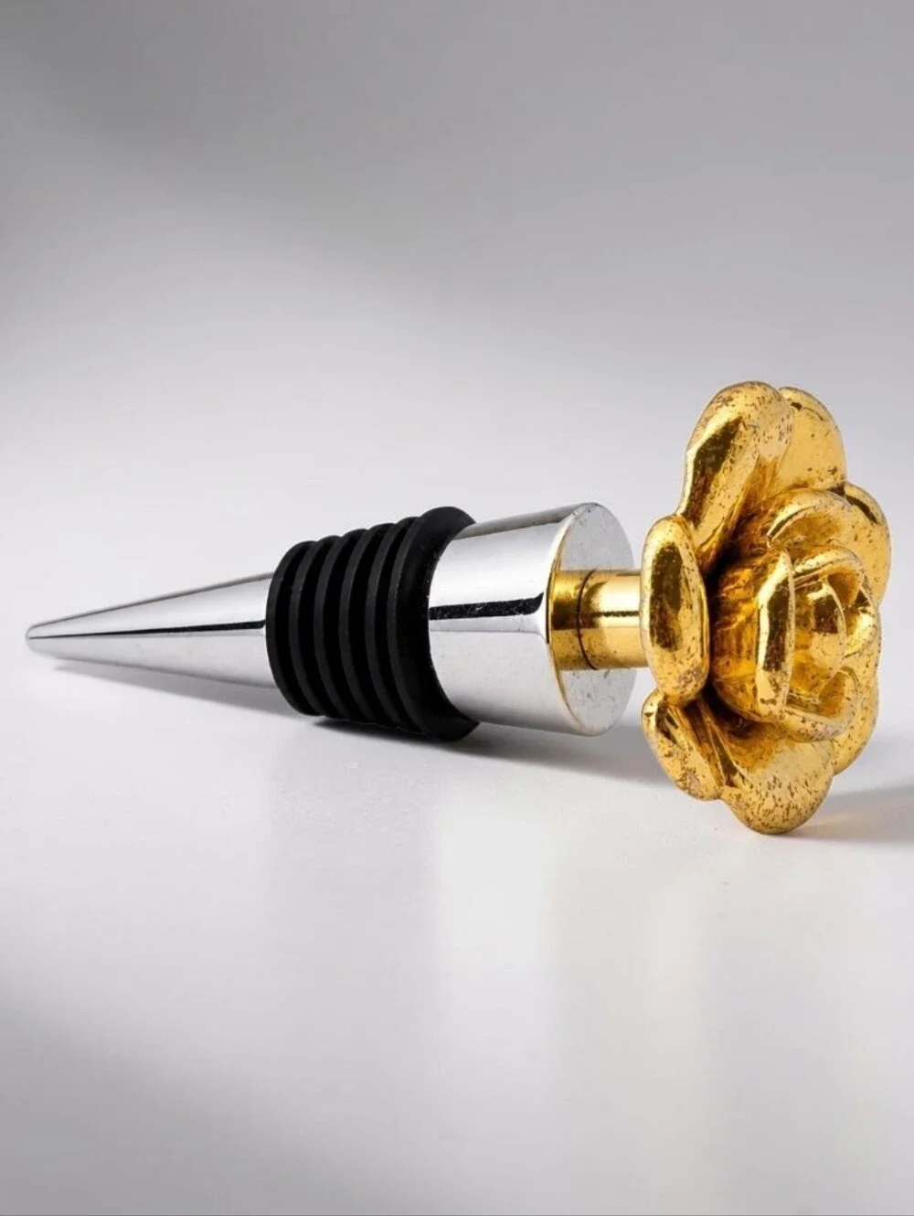 Golden Flower Shaped Topper Reusable Wine Bottle Stoppers For Wine & Beverages.